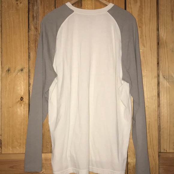 IZOD Long sleeve Tee Large - Picture 3 of 3